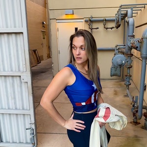 Patriotic Shield Crop Top: Ärmlös amerikansk superhjältestil, Disneybound-kostym bild 4