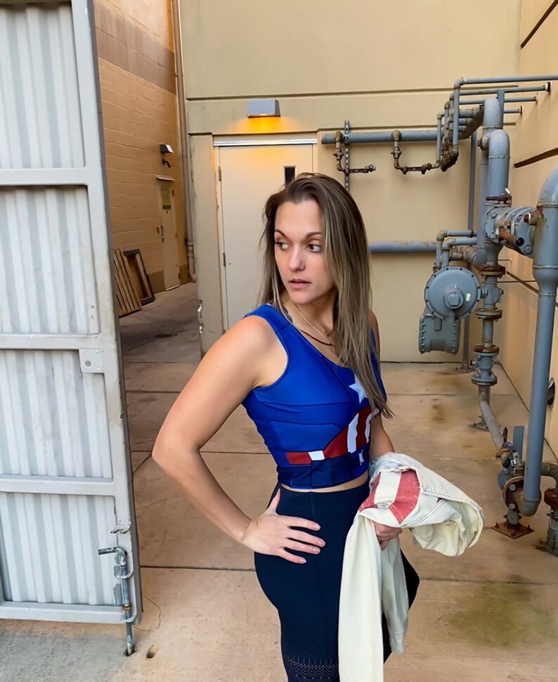 Patriotic Shield Crop Top: Ärmlös amerikansk superhjältestil, Disneybound-kostym bild 4