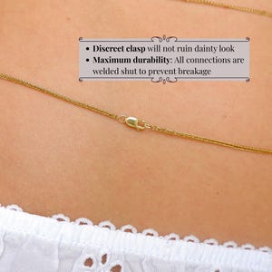 Peut inclure: Une fine cha&icirc;ne de collier en or avec un petit fermoir discret. Le texte sur l'image indique : Discreet clasp will not ruin dainty look. Maximum durability: All connections are welded shut to prevent breakage.