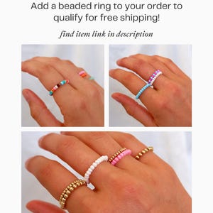 Peut inclure: Une collection de bagues en perles pr&eacute;sentant divers mod&egrave;les, notamment des perles de rocaille multicolores, des perles blanches unies, des perles rose vif et des perles sph&eacute;riques dor&eacute;es m&eacute;tallis&eacute;es port&eacute;es sur les doigts.