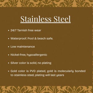 Peut inclure: Un graphique informatif marron avec une bordure d&eacute;corative et du texte blanc intitul&eacute; Stainless Steel. Il liste les caract&eacute;ristiques : port sans ternissement 24/7, imperm&eacute;able, s&ucirc;r pour la piscine et la plage, entretien facile, sans nickel, hypoallerg&eacute;nique, couleur argent massif et placage or PVD.