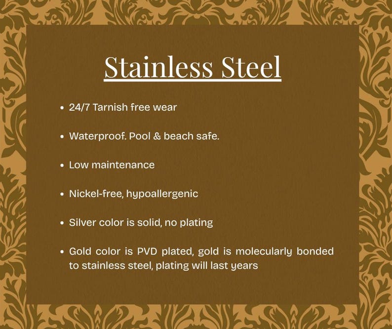 Peut inclure: Un graphique informatif marron avec une bordure d&eacute;corative et du texte blanc intitul&eacute; Stainless Steel. Il liste les caract&eacute;ristiques : port sans ternissement 24/7, imperm&eacute;able, s&ucirc;r pour la piscine et la plage, entretien facile, sans nickel, hypoallerg&eacute;nique, couleur argent massif et placage or PVD.