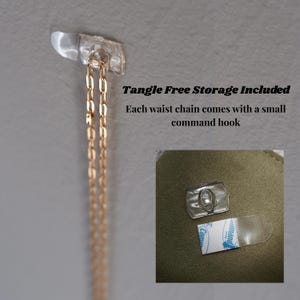 Peut inclure: Un crochet adh&eacute;sif transparent fix&eacute; au mur retenant une cha&icirc;ne dor&eacute;e, avec le texte Tangle Free Storage Included et Each waist chain comes with a small command hook, et un encart montrant le crochet et la bande adh&eacute;sive.