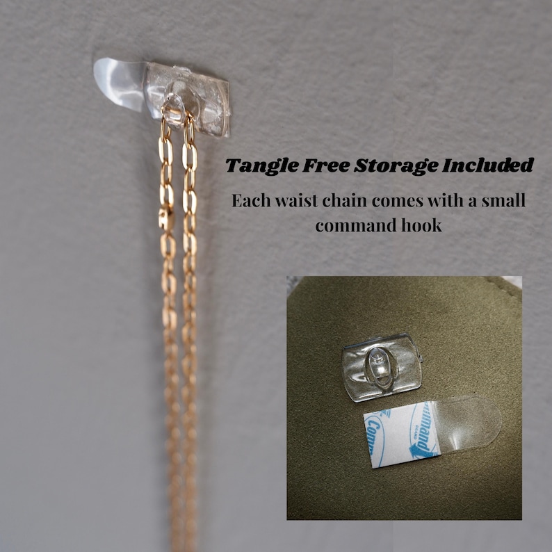 Peut inclure: Un crochet adh&eacute;sif transparent fix&eacute; au mur retenant une cha&icirc;ne dor&eacute;e, avec le texte Tangle Free Storage Included et Each waist chain comes with a small command hook, et un encart montrant le crochet et la bande adh&eacute;sive.