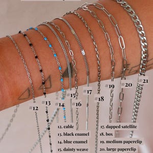 Peut inclure: Une collection de cha&icirc;nes en argent intitul&eacute;e Silver Chain Options avec les num&eacute;ros 12 &agrave; 21. Les styles incluent c&acirc;ble, &eacute;mail noir, &eacute;mail bleu, tissage d&eacute;licat, petit trombone, satellite martel&eacute;, bo&icirc;te, trombone moyen, grand trombone et gourmette.