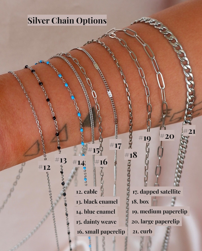 Peut inclure: Une collection de cha&icirc;nes en argent intitul&eacute;e Silver Chain Options avec les num&eacute;ros 12 &agrave; 21. Les styles incluent c&acirc;ble, &eacute;mail noir, &eacute;mail bleu, tissage d&eacute;licat, petit trombone, satellite martel&eacute;, bo&icirc;te, trombone moyen, grand trombone et gourmette.