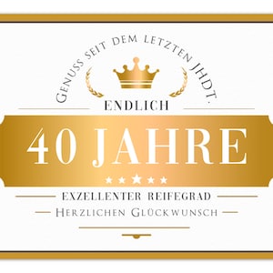 Könnte beinhalten: Eine goldene und weiße Urkunde mit einer Krone und dem Text "GENUSS SEIT DEM LETZTEN JHDT. ENDLICH 40 JAHRE EXZELLENTER REIFEGRAD HERZLICHEN GLÜCKWUNSCH"