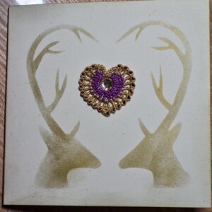 Carte de Noël imprimée à la main avec applique coeur au crochet