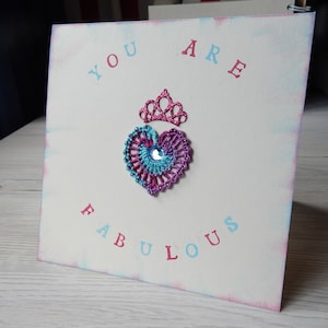 Carte personnalisée imprimée à la main avec un cœur et une couronne au crochet « Vous êtes fabuleux »