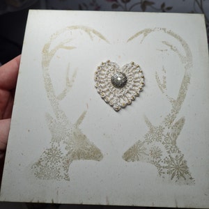 Carte de Noël imprimée à la main et décorée d'un coeur au crochet