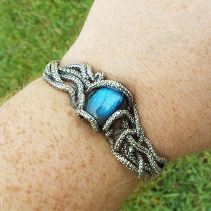 Bracciale con tentacolo in labradorite in argento sterling ossidato: gioielli artigianali ispirati all'oceano