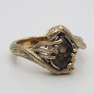 Anillo de serpiente dorada con ágata musgosa en forma de lágrima, anillo inspirado en la naturaleza, anillo de jardín mágico, anillo de ágata musgosa en forma de lágrima en oro de 14 k, anillo de compromiso estilo cottagecore.