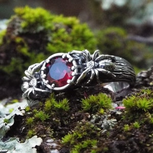 Garnet Tree Knot Spider Ring, Silver Spider Ring, Spider Goth Ring, Nature Inspired Spider Web Ring, Dark Nature Garnet Ring, Spider Jewelry