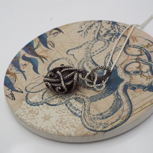 Collier Kraken labradorite, collier océan fantaisie, collier tentacule, emballage de bijoux tentacule, collier de pieuvre oxydé en argent sterling image 6