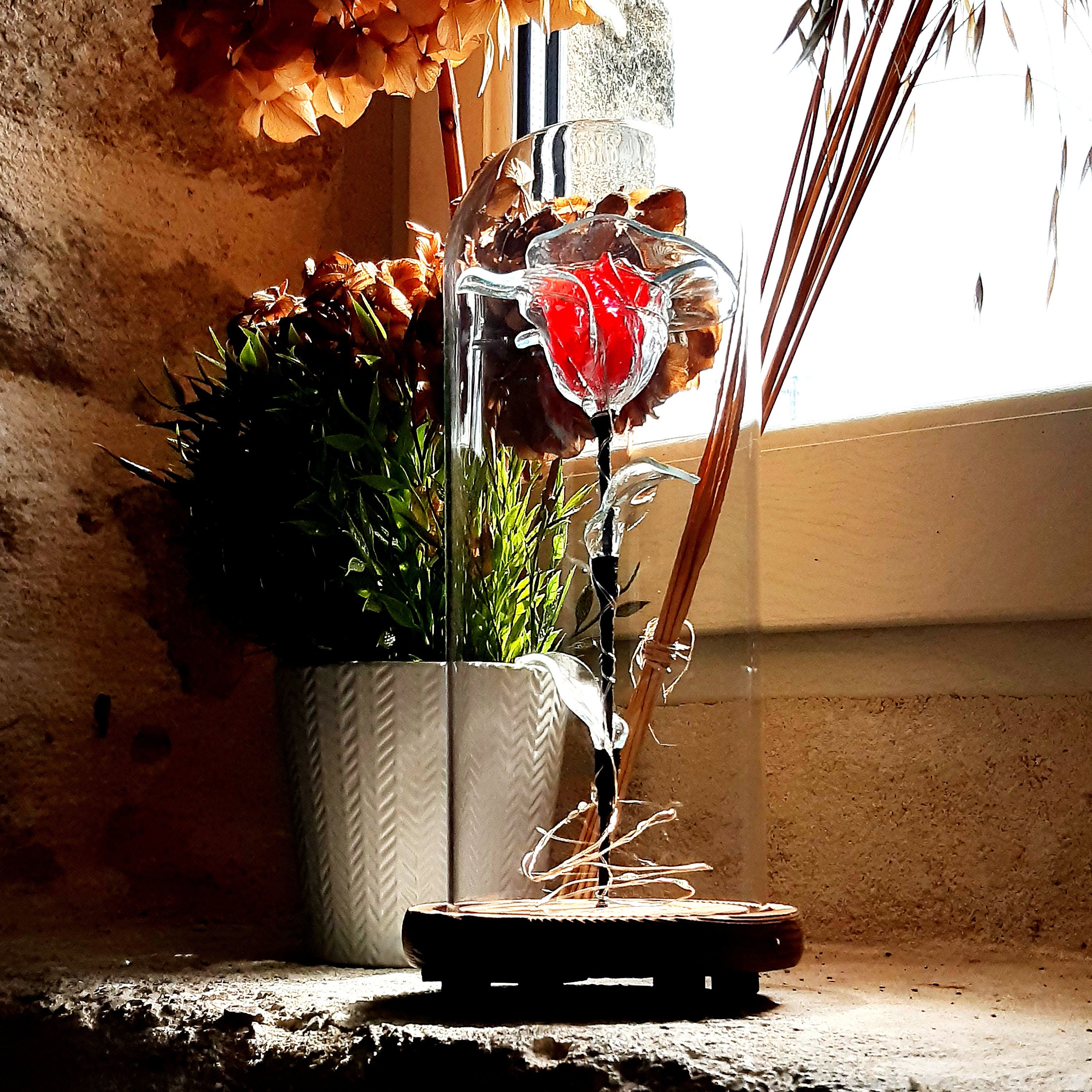 Rose Éternelle Rouge Sous Cloche. Sculpture de Fleur en Plexiglass, Dôme Verre et Guirlande. La Bell