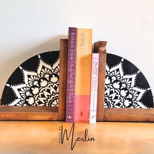 Wooden Mandala Bookends (set of 2) - Handmade bohemian bookshelf decoration - Gift for bookworm