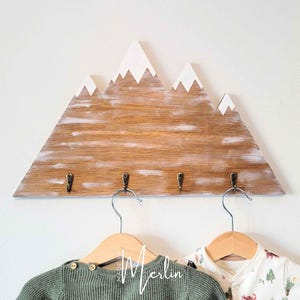 Porte-manteau enfant en bois montagne neige - Porte-manteau avec montagnes enneigées avec crochets - Porte-manteau pour la chambre de bébé ou de bébé - cadeau de maternité