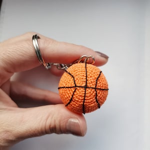 Basketball Bliss: Wzór szydełkowy na sportowy brelok do kluczy DIY