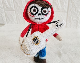 Garçon au crochet avec motif guitare