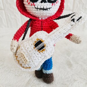 Garçon au crochet avec motif guitare image 4