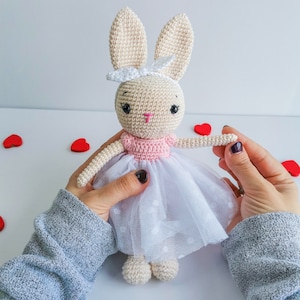 Häkelanleitung Hase PDF: Amigurumi Hase mit Kleid & Krone (English)