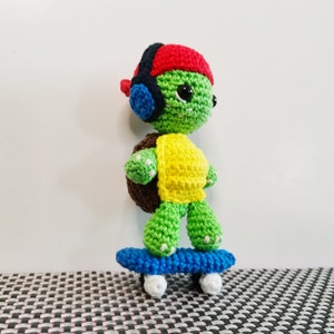 Wzór na szydełkowego żółwia Zabawka Amigurumi Żółw młodzieżowy Żółw na deskorolce Pdf