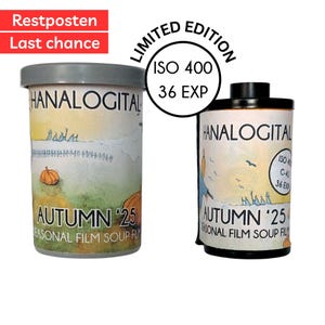 Può includere: Un contenitore cilindrico grigio per pellicola e un rullino 35mm nero, entrambi etichettati HANALOGITAL AUTUMN '25 SEASONAL FILM SOUP FILM. La confezione presenta un'illustrazione ad acquerello di zucche e uccelli. Un badge circolare riporta LIMITED EDITION ISO 400 36 EXP.