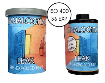 Puede incluir: Un recipiente cilíndrico y un rollo de película de 35mm, ambos etiquetados como HANALOGITAL LEAK PRE-EXPOSED FILM. El empaque presenta una ilustración azul y naranja de una puerta abierta. El texto ISO 400 36 EXP es visible en ambos.