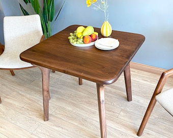 Vierkante eettafel, massief houten eettafel uit het midden van de eeuw, handgemaakte walnoot eettafel met houten poten