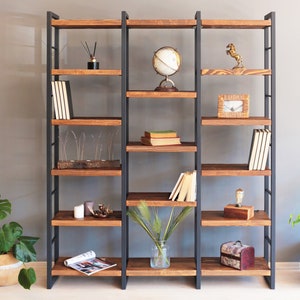 Libreria moderna e scaffalatura, libreria in legno massello con ripiani in metallo, grande parete attrezzata in stile fattoria