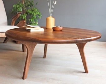 Ronde salontafel uit het midden van de eeuw, Scandinavische salontafel, walnoothouten banktafel