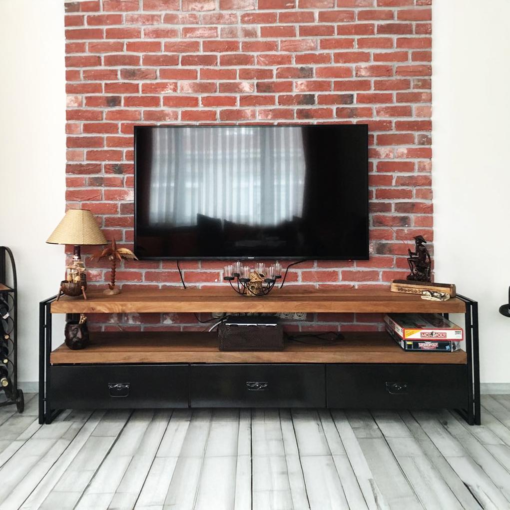 無垢材と金属製のテレビ台 - 六甲ロフト / インダストリアル