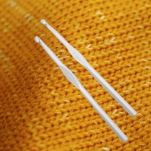 Crochet hook ergonomic aluminium 7 and 6 mm