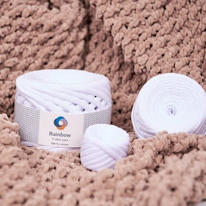 Tshirt yarn white colour. Crochet basket yarn. Knitted cotton yarn. Bag yarn. Jersey yarn. Trapillo yarn.Tshirt garn. White yarn.