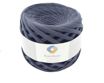 Könnte beinhalten: Ein Knäuel dunkelblaues T-Shirt-Garn aus 100 % Baumwolle. Das Garn ist zu einer Kugel gewickelt und trägt ein Etikett mit der Aufschrift "Rainbow T-shirt yarn 100% cotton".