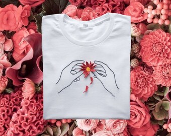 T shirt ricamata a mano | Etsy Italia