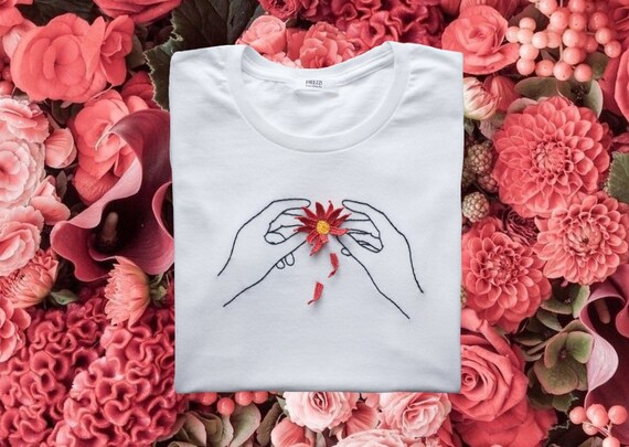 T-shirt ricamata a mano in rilievo Petalina | Etsy Italia