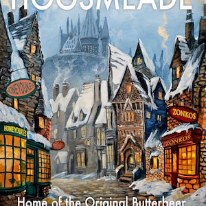 Puede incluir: Una pintura artística de Hogsmeade, un pueblo nevado con tiendas como Honeydukes y Zonkos. El texto "HOGSMEADE" está en la parte superior, con "Home of the Original Butterbeer" debajo. La imagen evoca una atmósfera mágica e invernal.