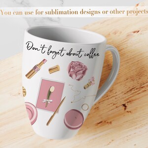 Peut inclure: Une tasse en c&eacute;ramique blanche avec une rose rose, du rouge &agrave; l&egrave;vres et d'autres accessoires dor&eacute;s et roses. La tasse porte l'inscription "Don't forget about coffee".