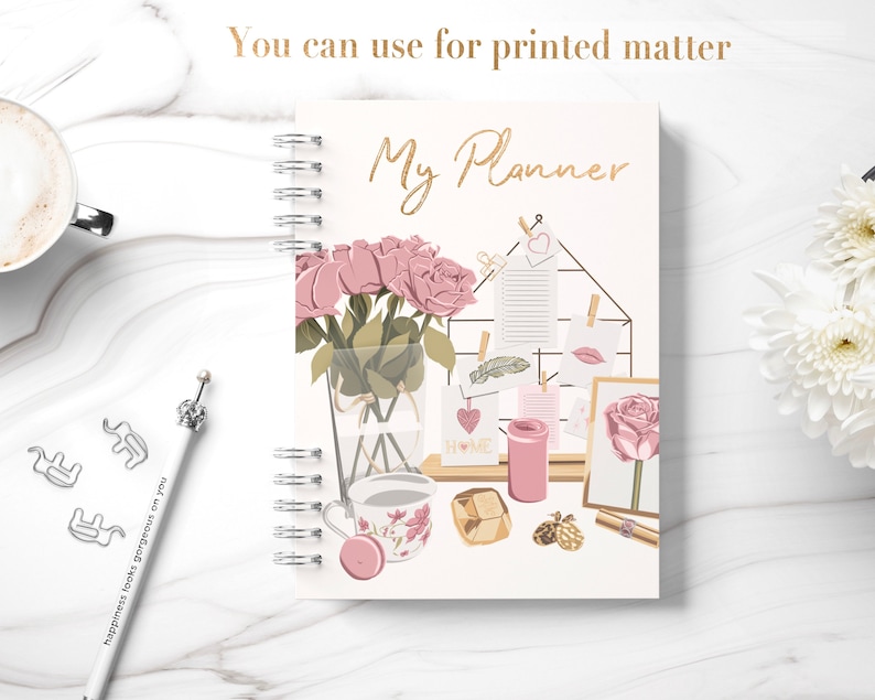 Peut inclure: Un agenda rose et blanc avec le texte "My Planner" sur la couverture. L'agenda pr&eacute;sente un motif floral avec des roses roses, une tasse &agrave; th&eacute; et une bougie. L'agenda est parfait pour organiser vos t&acirc;ches quotidiennes et vos rendez-vous.