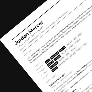 Puede incluir: Un juego de tres cuencos de cer&aacute;mica anidados en tonos azules, verdes y blancos. Los cuencos presentan un esmalte moteado y un dise&ntilde;o sencillo y moderno. El cuenco m&aacute;s grande mide unos 15 cm de di&aacute;metro.