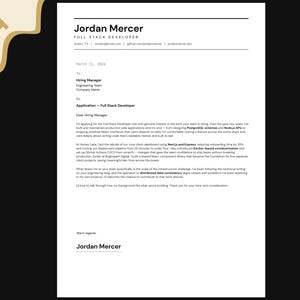 Puede incluir: Un curr&iacute;culum vitae en blanco y negro para Jordan Mercer, un desarrollador Full Stack. El documento incluye informaci&oacute;n de contacto, una solicitud de empleo y una carta a un gerente de contrataci&oacute;n. El papel A4 tiene un dise&ntilde;o de esquina dorada.