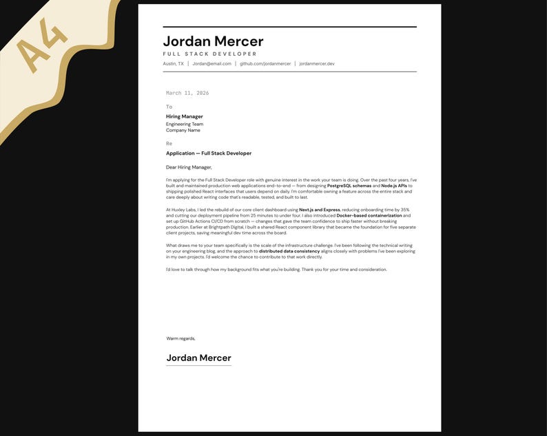 Puede incluir: Un curr&iacute;culum vitae en blanco y negro para Jordan Mercer, un desarrollador Full Stack. El documento incluye informaci&oacute;n de contacto, una solicitud de empleo y una carta a un gerente de contrataci&oacute;n. El papel A4 tiene un dise&ntilde;o de esquina dorada.