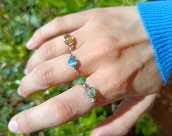 Conjunto de tres anillos de piedra y alambre.