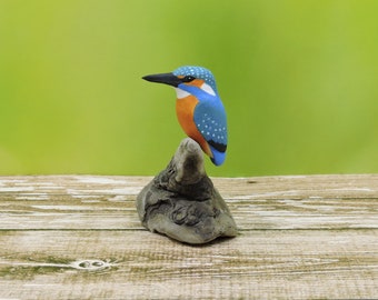 Mini sculpture of a kingfisher, small bird carving, wooden bird sculpture.