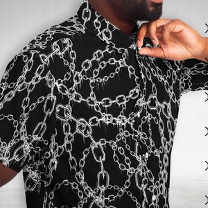 Może przedstawiać: Czarno-biała koszula z guzikami w wzór łańcucha. Koszula jest szyta na zamówienie i ma czas produkcji od 2 do 8 dni roboczych plus czas wysyłki. Tekst na obrazku brzmi: "Wszystkie nasze produkty są robione na zamówienie, a czas produkcji wynosi około 2-8 dni roboczych + czas wysyłki. Chociaż zazwyczaj produkcja i wysyłka są bardzo szybkie, czasami mogą wystąpić opóźnienia z powodu obecnej sytuacji na świecie."