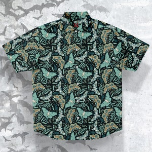 Puede incluir: Una camisa de manga corta con botones y un estampado de polillas y hojas en verde oscuro y marr&oacute;n. La camisa tiene un cuello cl&aacute;sico y cierre de botones.