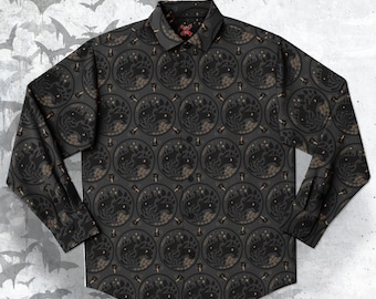 Pode incluir: Uma camisa de botões de manga comprida com fundo cinza escuro e um padrão repetido de silhuetas pretas de uma criatura com uma lua crescente e estrelas.