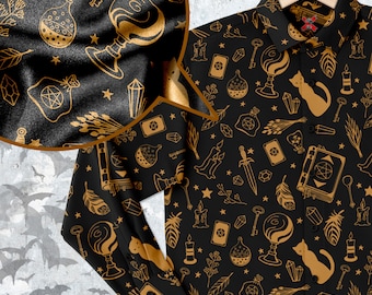 Pode incluir: Uma camisa preta de botões com um padrão dourado de vários símbolos ocultos e mágicos, incluindo um pentagrama, cristais, um gato, um livro, uma espada, uma vela e uma pena. O padrão se repete em toda a camisa.