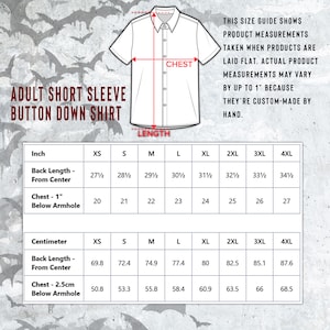 Puede incluir: Tabla de tallas para camisas de manga corta con botones para adultos. La tabla muestra las medidas en pulgadas y cent&iacute;metros para la longitud de la espalda, el pecho y debajo del brazo. Las tallas van de XS a 4XL.